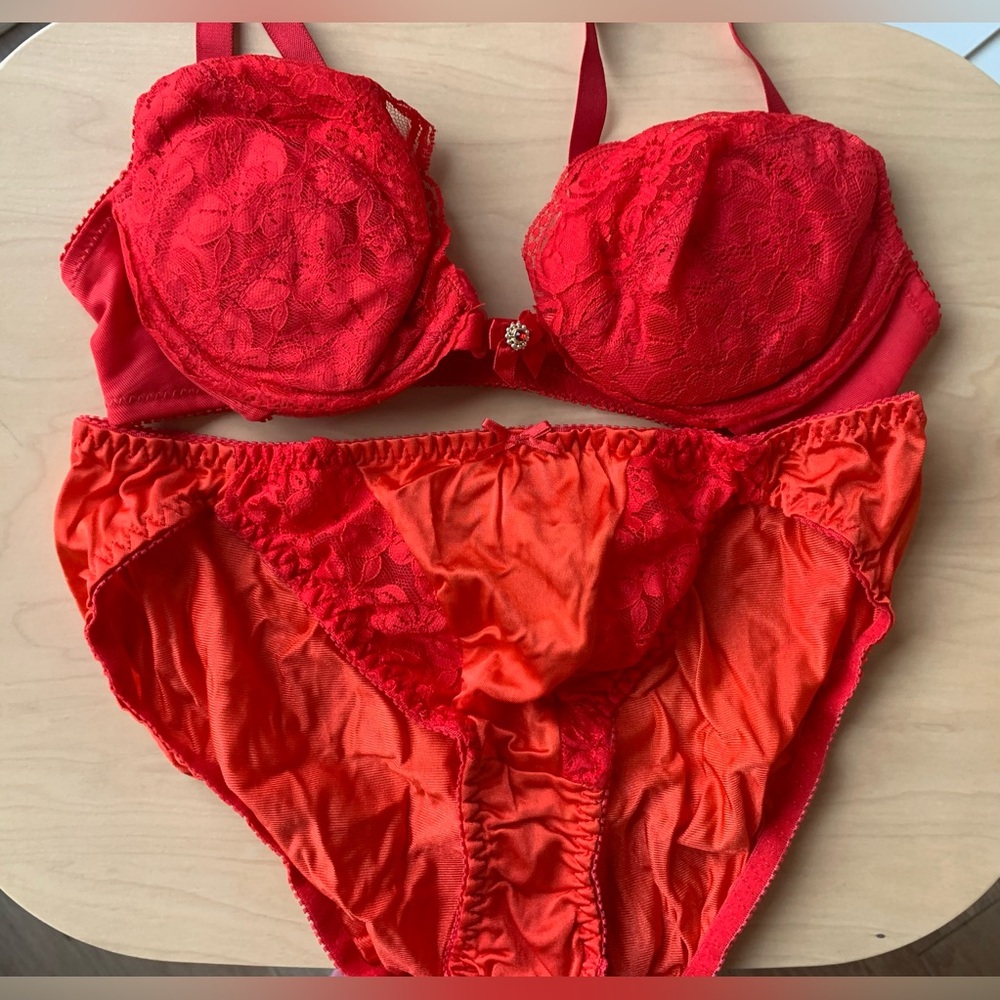 NWOT ELEGANT Red Lace Women's Intimate Set